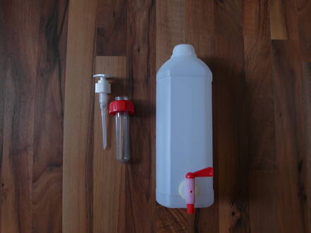 Plastová fľaša na vodu s kohútom a vyberateľným zásobníkom 00-12